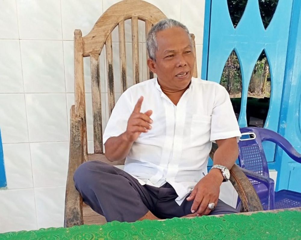 Kepala Desa Pamolokan Kab. Sumenep, Rahmat di Kediamannya di Desa Pamolokan. SP/ Ainur Rahman
