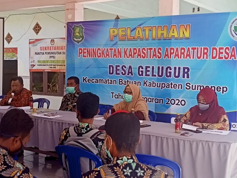 Misnal bersama Kasi pemerintahan kecamatan Batuan Ruaidah  saat membuka kegiatan Pelatihan di balai desa Glugur batuan kab. Sumenep . SP/Ainur Rahman