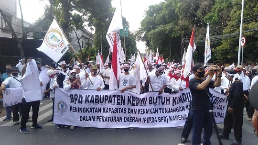 Ribuan anggota Badan Pemerintah Desa (BPD) Kabupaten Kediri berunjuk rasa di depan Gedung DPRD.SP/CAN