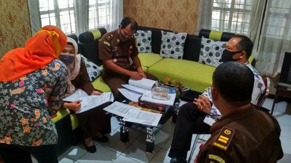 Tim Jaksa Tindak Pidana Tipikor saat menggeledah Kantor Kecamatan Pucuk terkait pengembangan dugaan korupsi dana desa di wilayahnya. SP/MUHAJIRIN