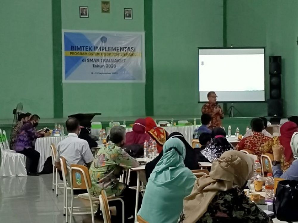 Kegiatan Bimbingan teknis (Bimtek) implementasi program sistem kredit semester (SKS) di Aula SMAN I Kalianget. SP/Ainur Rahman