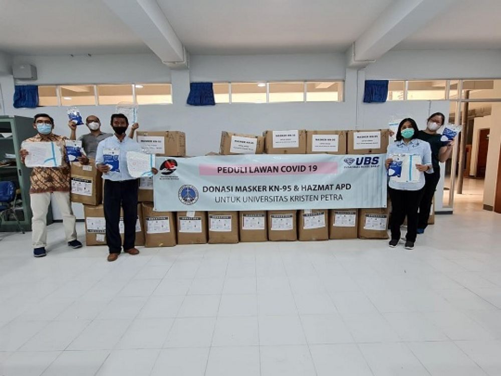 UK Petra dapat kepercayaan dari Yayasan Indonesia Sejahtera Barokah (YISB) dan UBS Gold untuk menyalurkan Alat Pelindung Diri (APD), masker KN95 dan teh dari PT Galuh.SP/BYTA