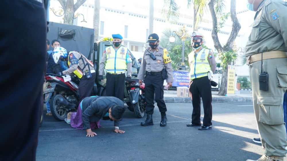 Petugas sedang menghukum fisik pelanggar protokol Kesehatan di KBS, disuruh push up Senin (14/9/2020)