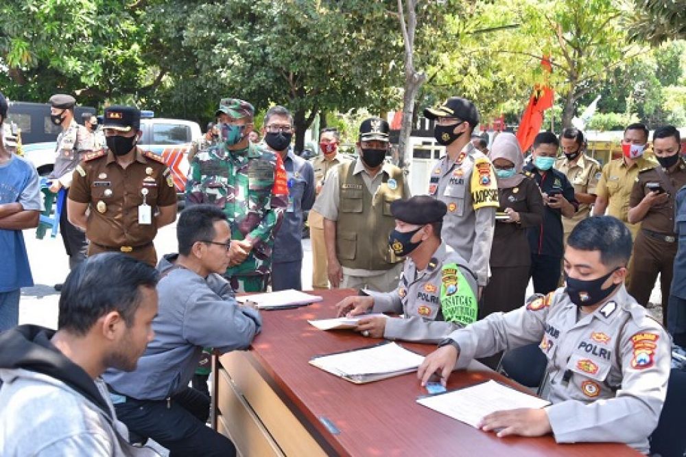 Pengendara motor dan roda empat yang tidak menggunakan masker langsung ditindak dan di sidang di tempat. SP/MUHAJIRIN KASRUN