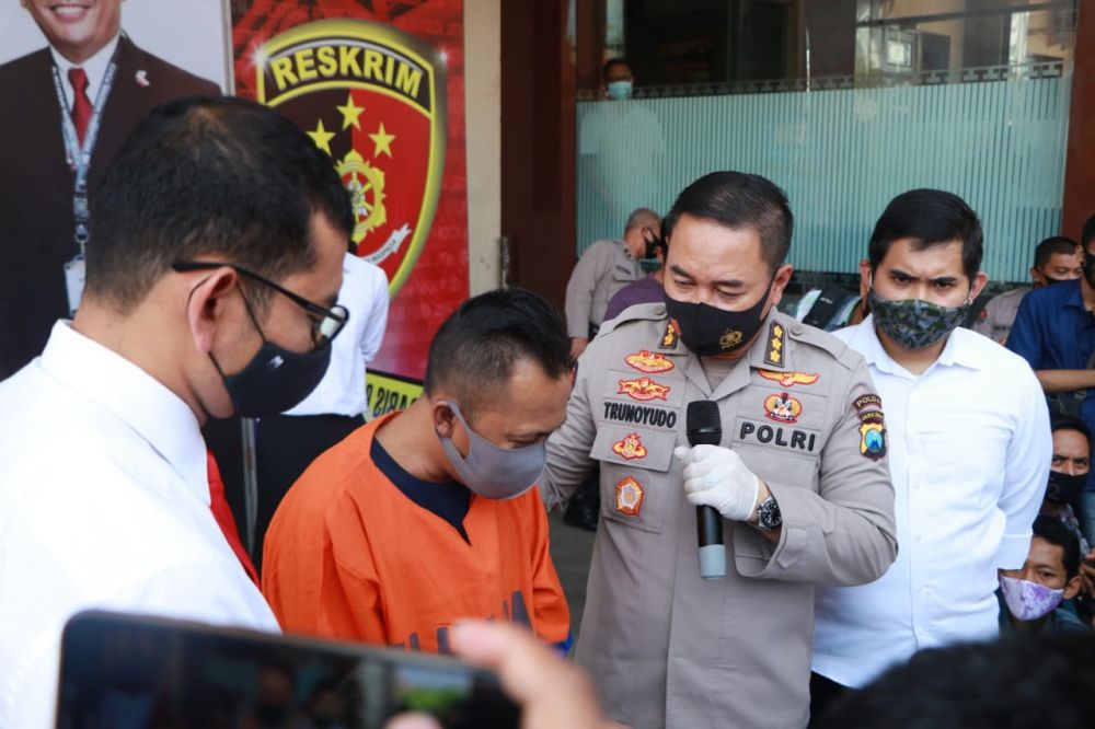 Kabid Humas Polda Jatim Kombes Pol Trunoyudo Wisnu Andhiko didampingi tersangka penyedia seks di karaoke Senin (14/9/2020)