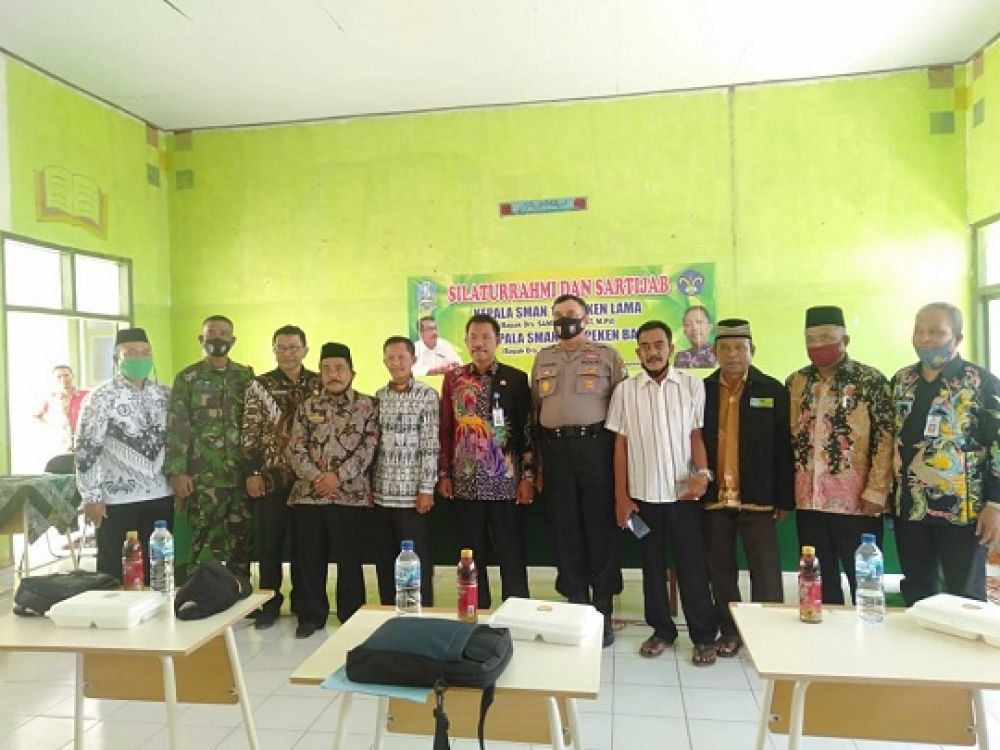 Silaturrahmi dan sertijab kepala sekolah lama, Drs Syamsul Hidayat M.Pd, dan Plt. Kepsek SMAN I Sapeken, Drs. Achmad Sulaiman, M.Pd (ft. Ainur Rahman/ SP)