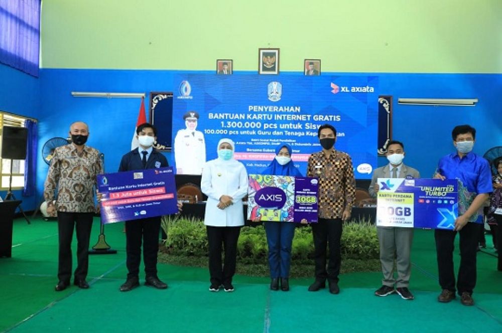 Penyerahan paket kuota internet gratis bagi siswa siswi SMA SMK SLB negeri dan swasta di Jatim, Jumat (18/9/2020).SP/ Aditya Putra Pratama.
