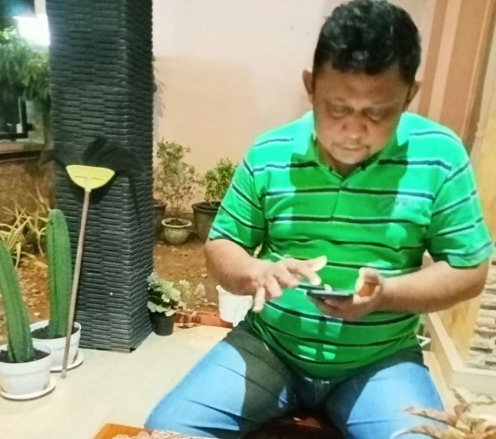 Camat Rubaru kab. Sumenep, Arif Susanto di kediamannya (SP/Ainur Rahman)
