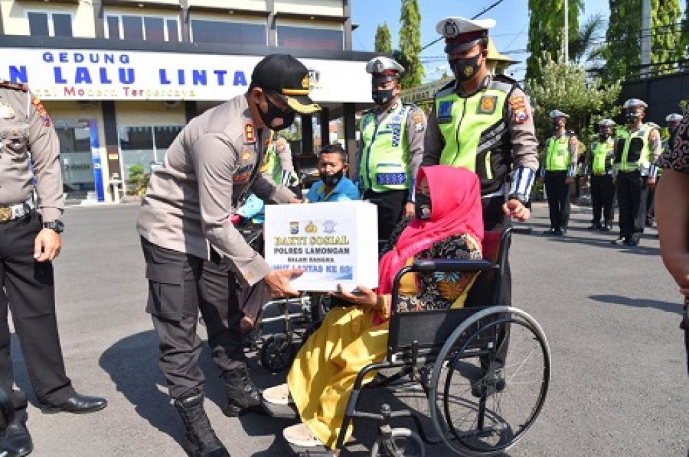 Kapolres Lamongan AKBP Harun saat menyerahkan bantuan secara simbolik ke perwakilan Perkumpulan Penyandang Disabilitas Indonesia (PPDI) Cabang Lamongan. SP/MUHAJIRIN KASRUN