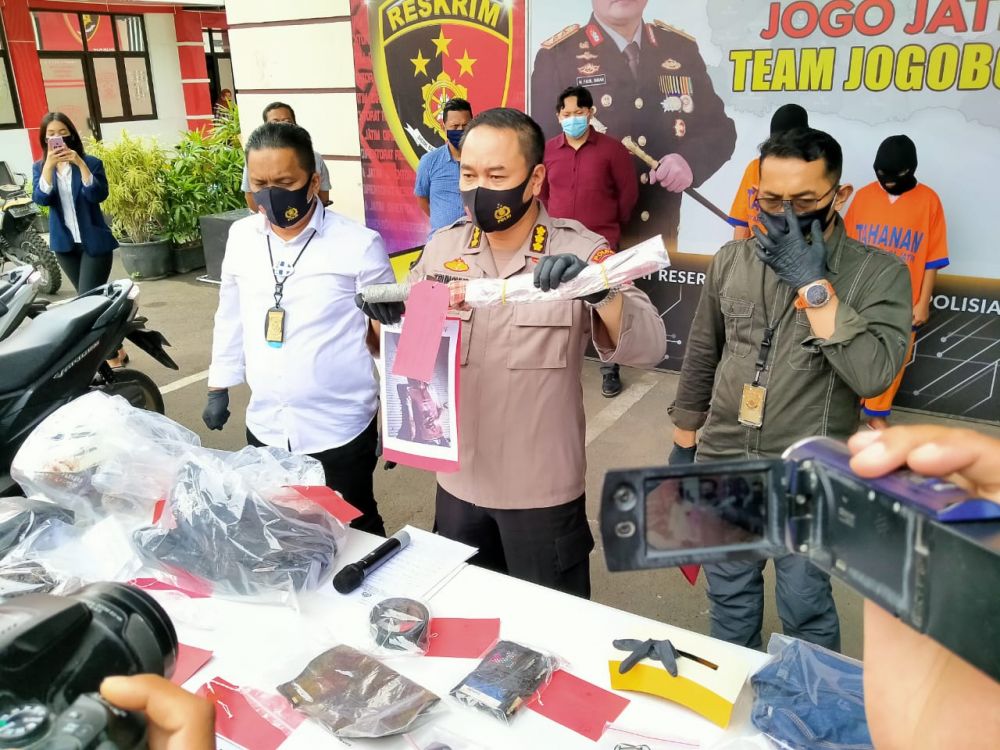 Kabid Humas Polda Jatim Kombes Pol Trunoyudo Wisnu Andhiko didampingi Kasubdit 3 Jatanras Kompol Oki Ahadian P menunjukkan senjata untuk membunuh korban Selasa (22/9/2020)