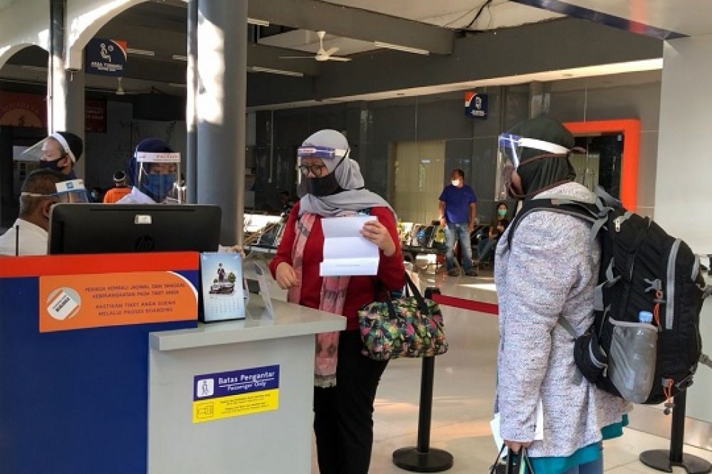 Penumpang Kereta Api hanya membayar tiket 75 persen dari harga biasa. SP/Byta Indrawati.