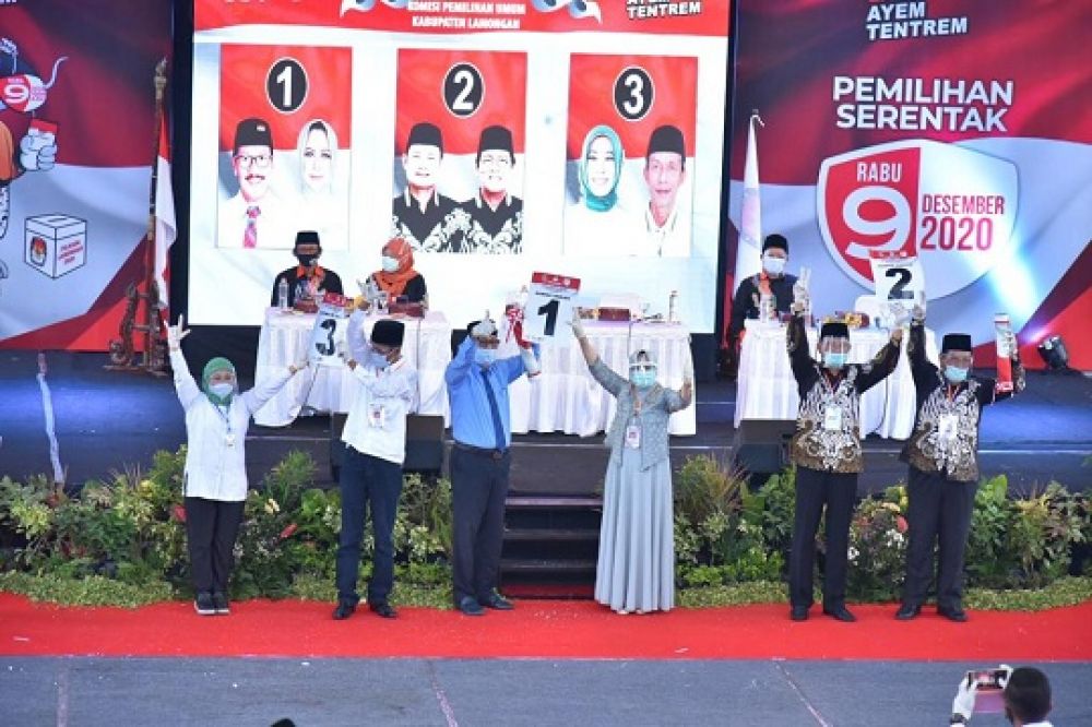 Tiga Paslon saat mengangkat nomor urut dalam acara pengundian nomor urut pilkada Lamongan.SP/MUHAJIRIN KASRUN