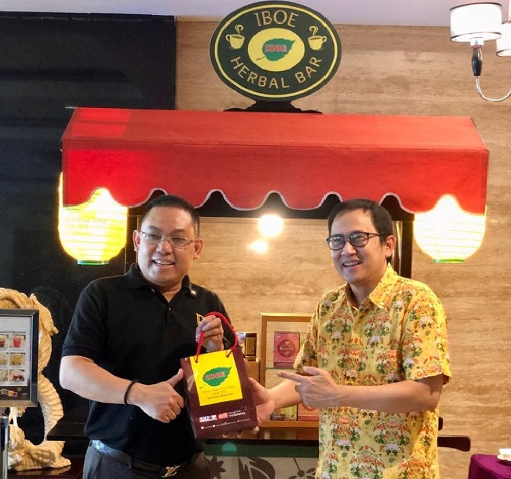 Kiri baju hitam Bayu Andi Bawono, CFBE,. CHM. General Manager Cluster Surabaya. kanan Perry Anglishartono Product Manager at PT. Jamu IBOE Jaya. SP/Byta Indrawati.