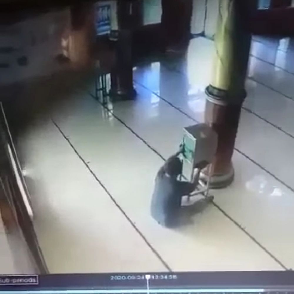 Pelaku pencurian kotak amal di masjid at taqwa terrekam CCTV Minggu (27/9/2020)