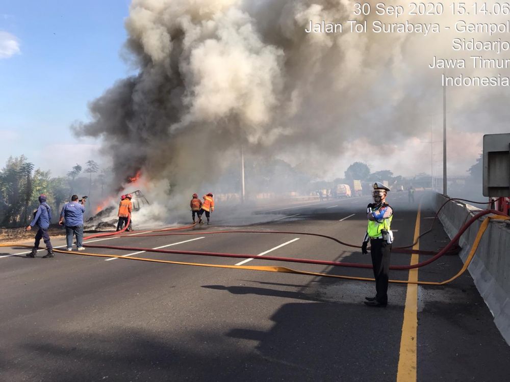 Truk nopol AG 8224 UP terbakar di KM 752/A arah waru menuju Sidoarjo ditangani PJR Polda Jatim Rabu (30/9/2020)