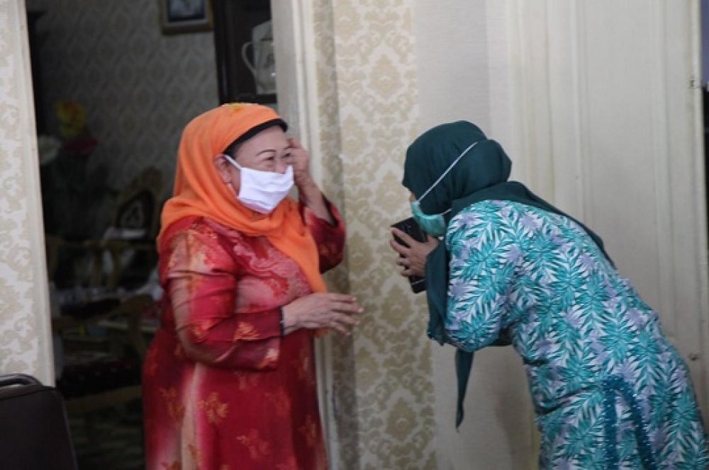 Cawabup Sidoarjo Dwi Astutik melakukan silaturrahmi ke kediaman Nyai Machfudhoh.SP/SUGENG