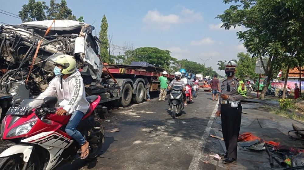 Truk bagian depan ini ringsek setelah terlibat tabrakan sesama truk trailer di Lamongan. SP/Muhajirin Kasirun 