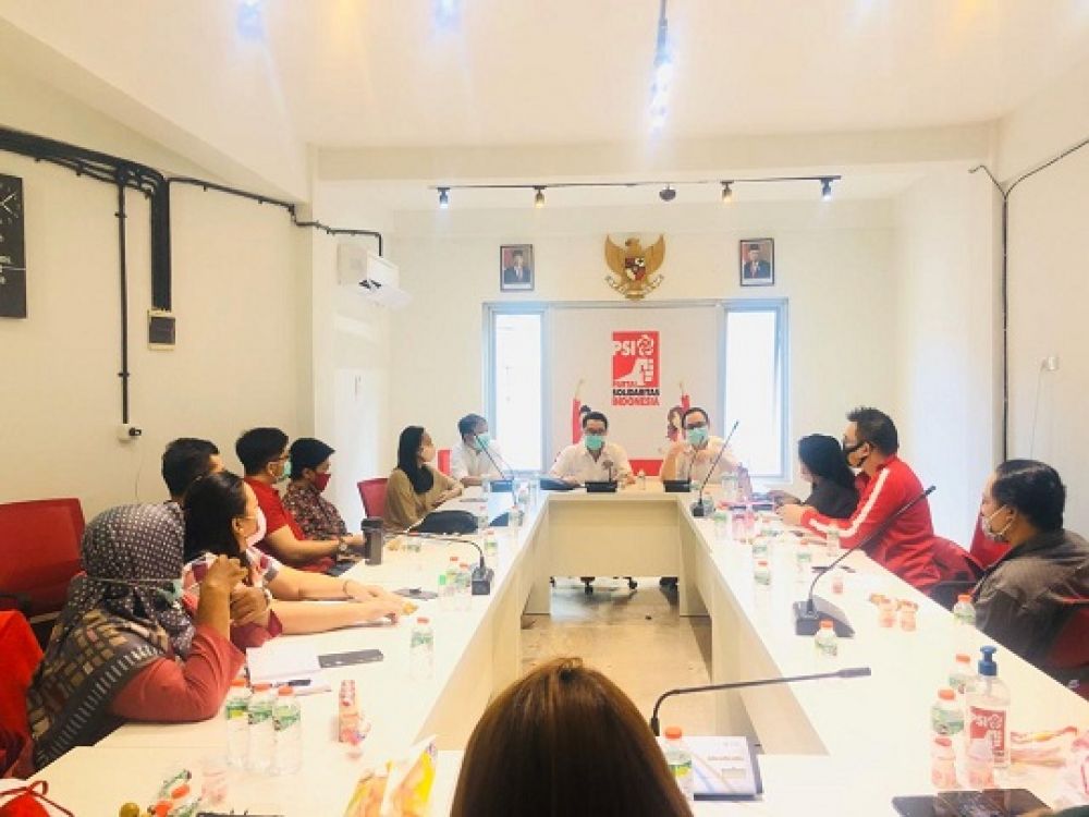 Rapat internal partai PSI dihadiri oleh kader-kadernya yg seluruhnya berusia muda.Kamis, (01/10/20).SP/Byta Indrawati.