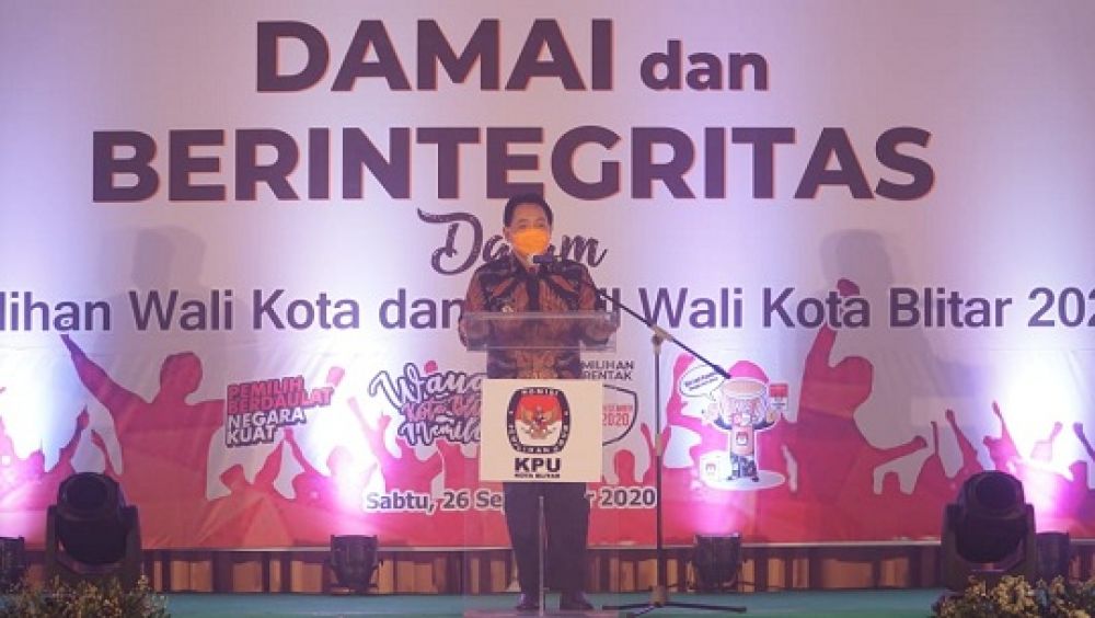 PJS Walikota Blitar, Jumadi, saat memberikan sambutan dalam acara Pakta Integritas bersama KPU Blitar, Sabtu, (26/9/2020). SP/Solichan Arif.