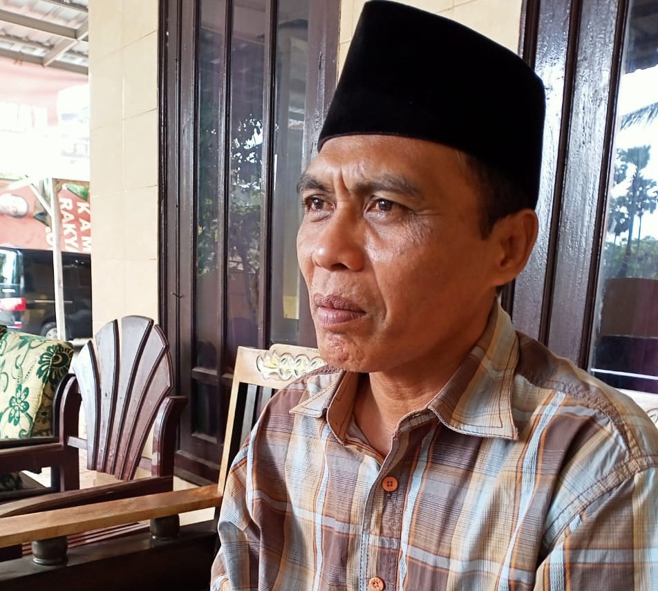 Foto : kepala Desa Banuaju Barat, Ach, Suninto saat ditemui Reporter Surabaya Pagi dikediamannya (Ft. Ainur Rahman/ SP)