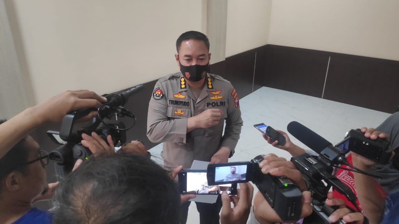 Kabid Humas Polda Jatim Kombes Pol Trunoyudo Wisnu Andhiko Senin (5/10/2020)