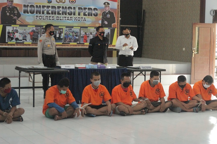 Kasat Narkoba dan Kasubag humas tunjukan barang bukti serta 7 tersangka. SP/Les