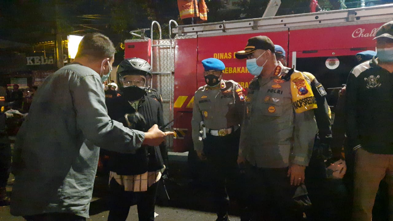 Wali Kota Surabaya, Tri Rismaharini melakukan sidak langsung ke salah satu aksi demo..SP/Byta Indrawati.