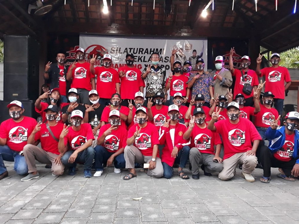 Banteng Yes-Bro saat berpose bersama dengan Cabup Yuhronur Efendi dalam deklarasi di Cafe Laras Liris.SP/MUHAJIRIN KASRUN