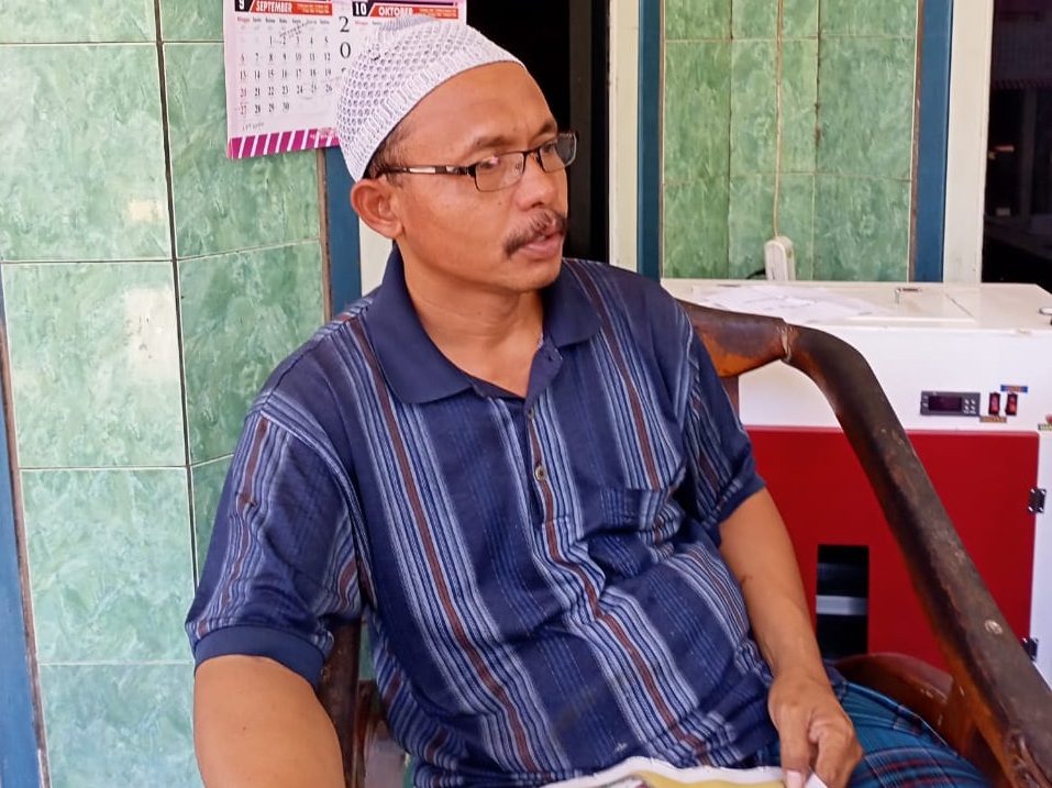 Foto : Pengusaha Tahu asal Daramista kec. Lenteng Kab. Sumenep, A. Wasik di kediamannya (SP/. Ainur Rahman)