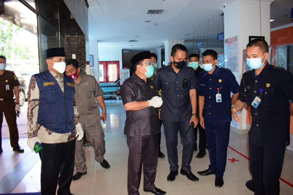 Pj. Bupati Sidoarjo bersama jajaran Forkopimda tengah melakukan sidak mendadak di rumah sakit rujukan covid 19 Senin, (12/10/2020).SP/SUGENG