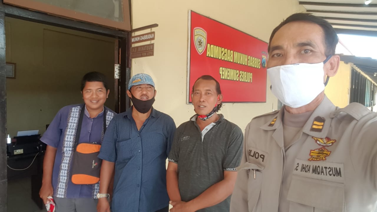 Foto : Aiptu Mustakim, Kasubag Hukum Polres Sumenep, foto bersama Kabiro SP kab. Sumenep Ainur Rahman di depan kantornya. (ft. Istimewa)