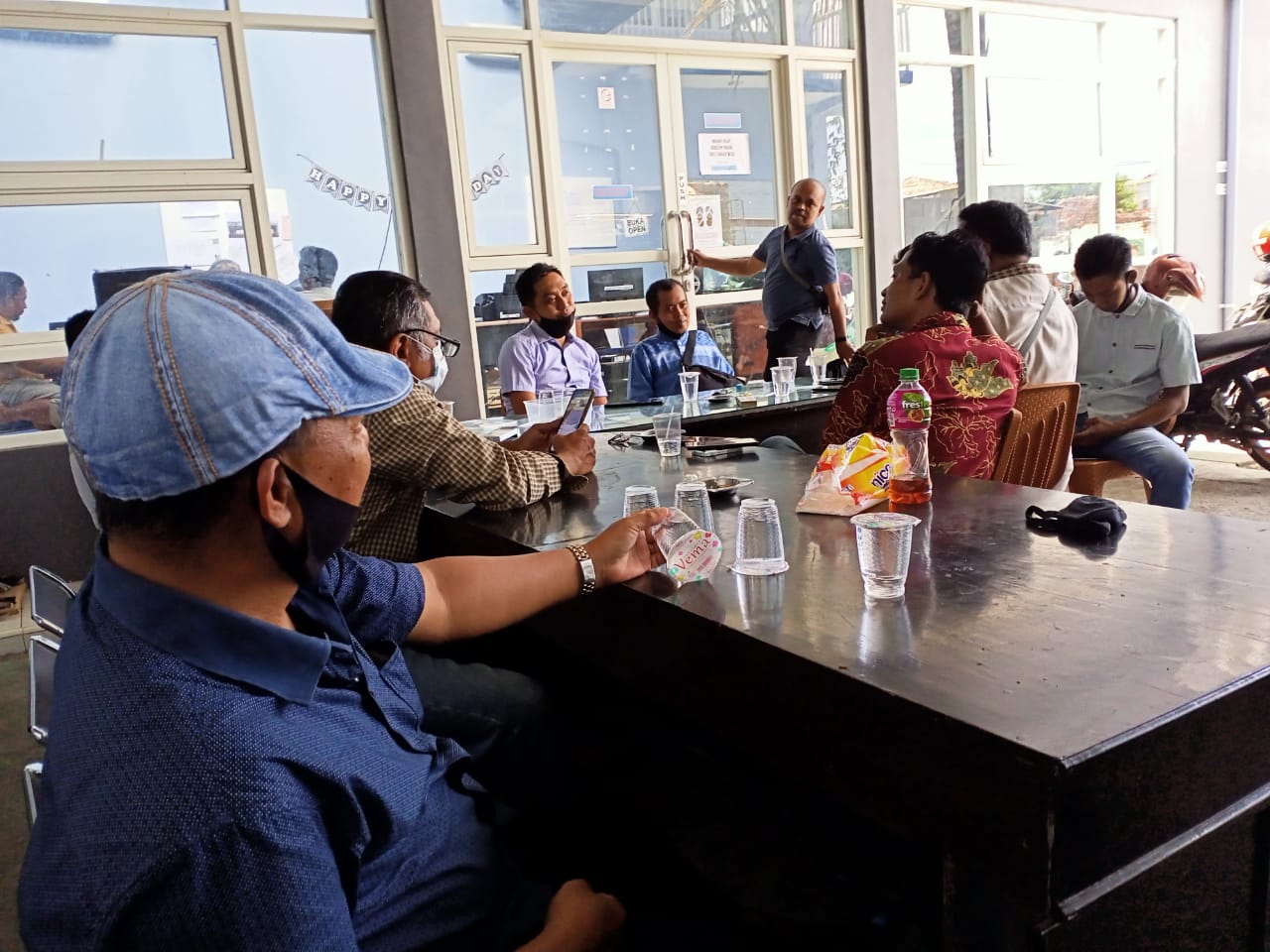 Sekelompok para Tim relawan saat kumpul di halaman kantor Madura Energy Jln. dr.Wahidin Kota Sumenep. SP  / Ainur Rahman