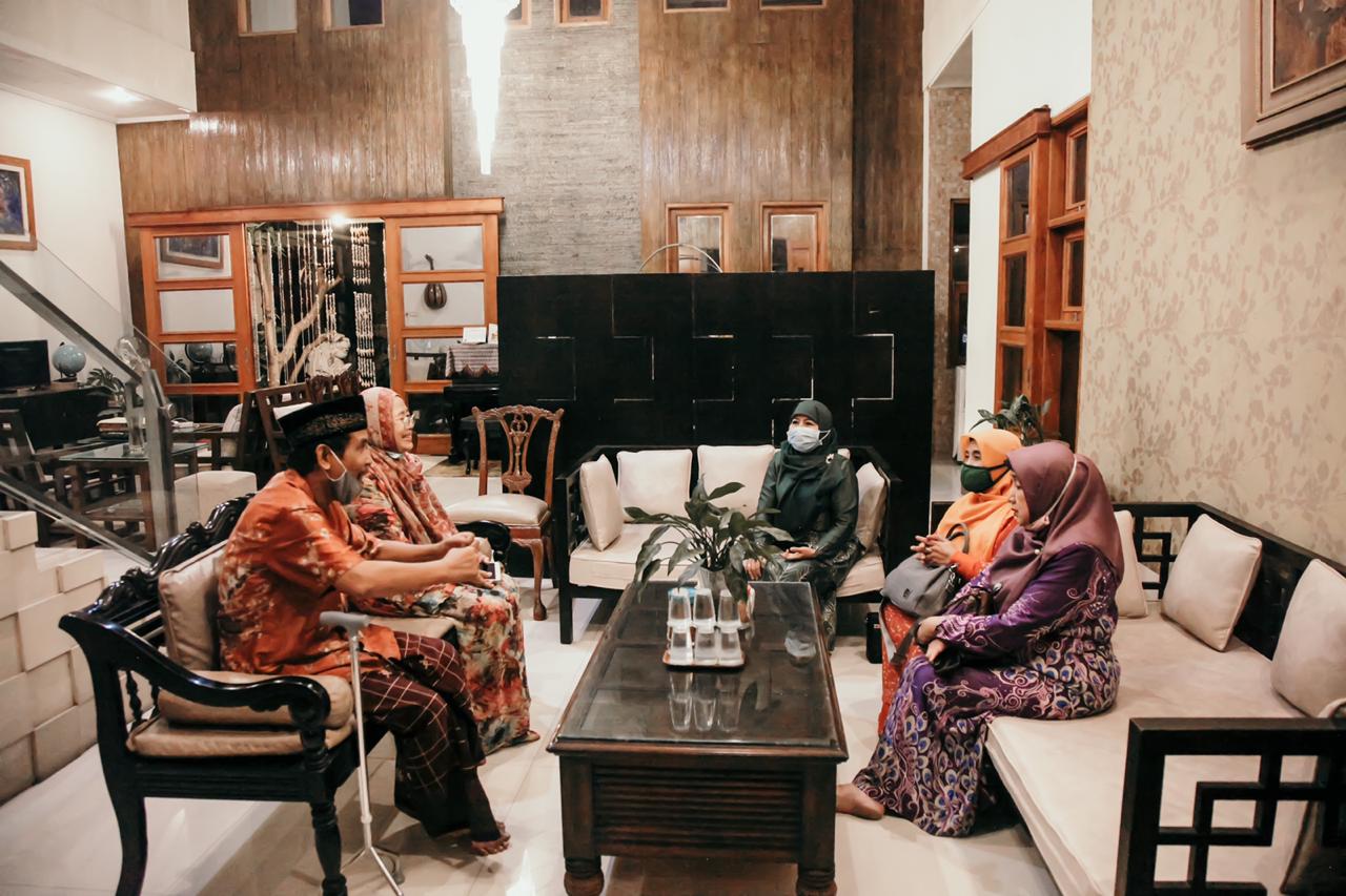 Ketua Kadin Sidoarjo Ahmad Roid saat menerima Cawabup Dwi Astutik