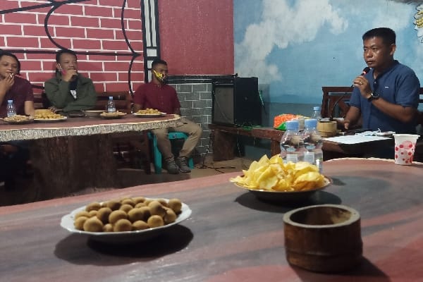 Letkol inf.Nur Cholis A.Md Damdim Kab. Sumenep, saat jumpa pers dengan sejumlah wartawan. (ft. Ainur Rahman/ SP) 