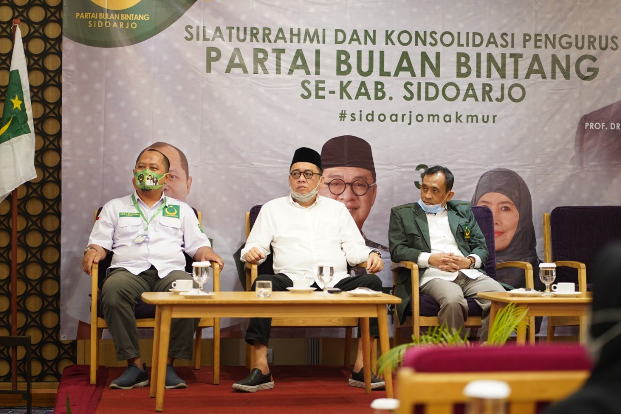 Cabup Kelana Aprilianto bersama pimpinan DPC Partai Bulan Bintang Sidoarjo
