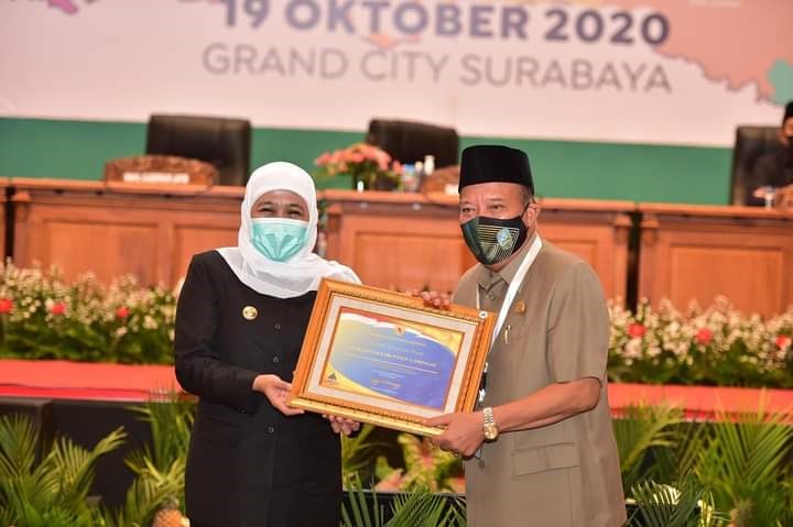 Gubernur Jawa Timur Khofifah Indar Parawansa menyerahkan penghargaan ke bupati Fadeli,  sebagai daerah yang meraih  WTP. SP/MUHAJIRIN KASRUN