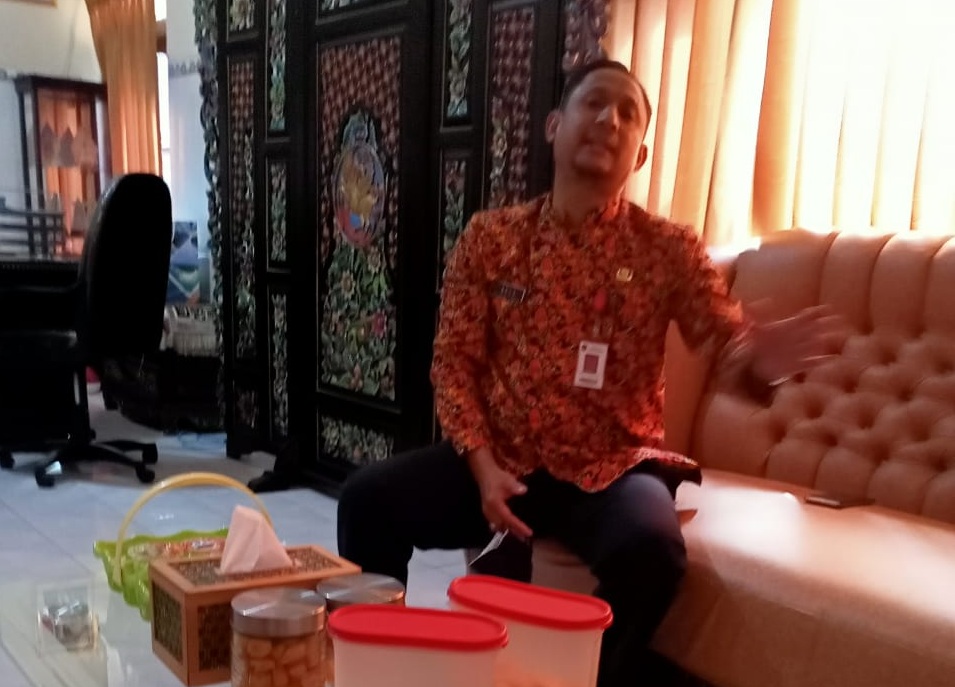 Foto : Kadisperindag kab. Sumenep, Agus Dwi Saputra saat di kunjungi diruang kerjanya (ft. Ainur Rahman/SP)