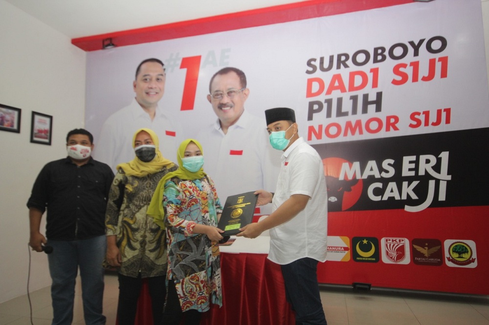 Eri Cahyadi menyerahkan ijazah secara simbolis pada Selasa (20/10).SP/Byta Indrawati.