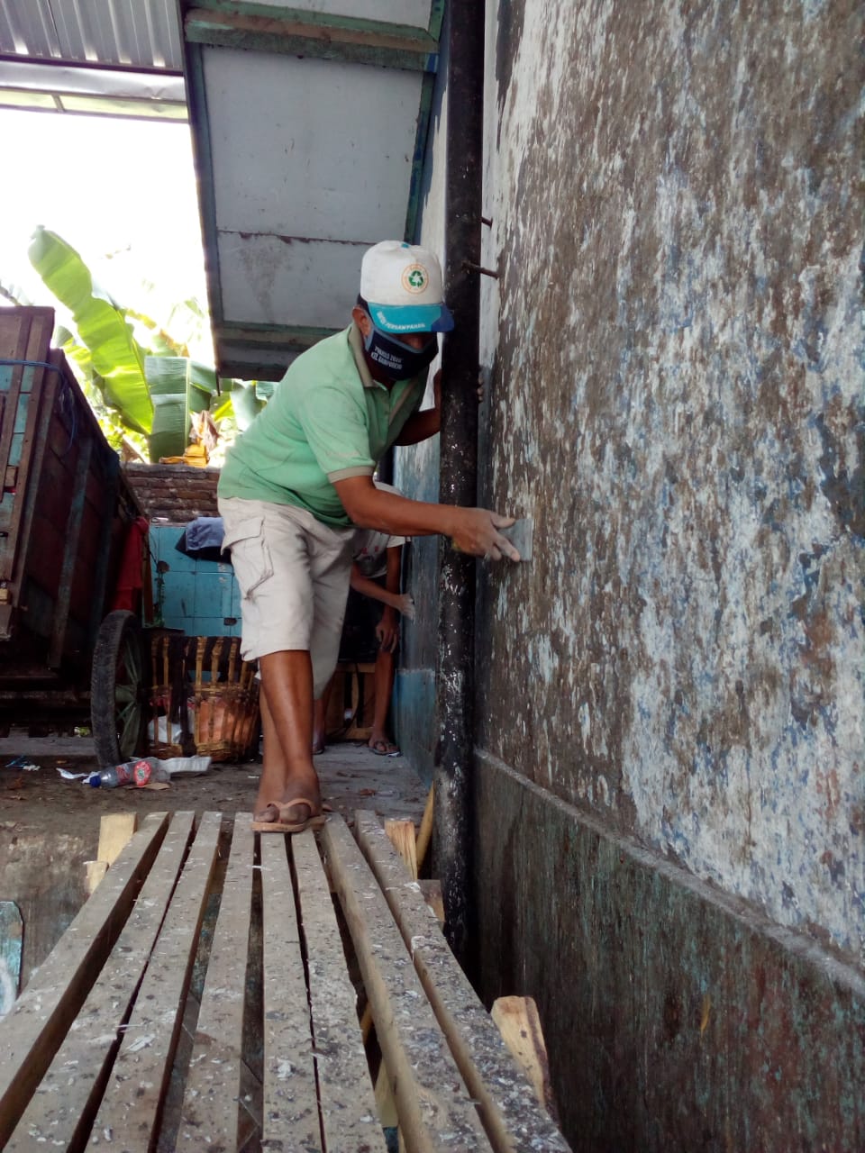 Salah satu tenaga kerja saat mengerjakan program Padat Karya Kota Kediri