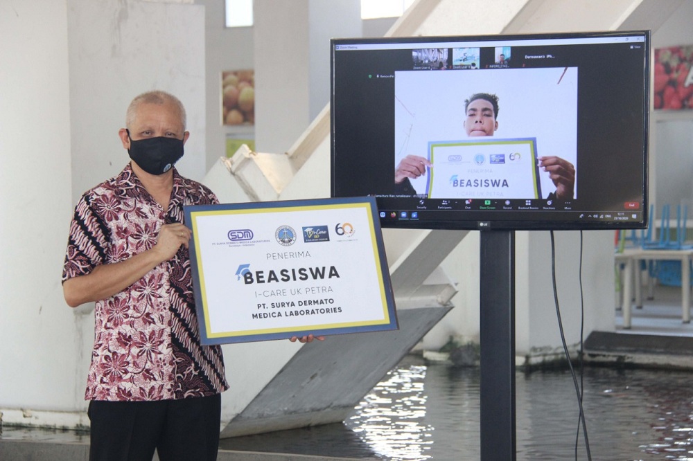  Rektor UK Petra, Prof. Dr. Ir. Djwantoro Hardjito, M. Eng., memberikan beasiswa secara simbolis kepada mahasiswa timur .SP/Byta Indrawati.