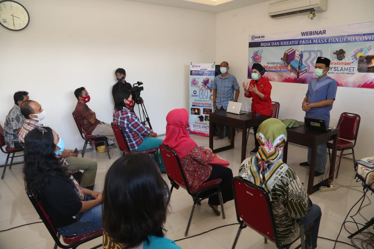 Pelaku UMKM Dilatih Membuat Foto Produk dengan Gadget. SP/ JULIAN