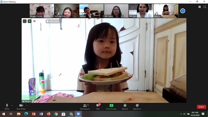 Para peserta menyiapkan sandwich yang digelar secara daring. SP/Byta