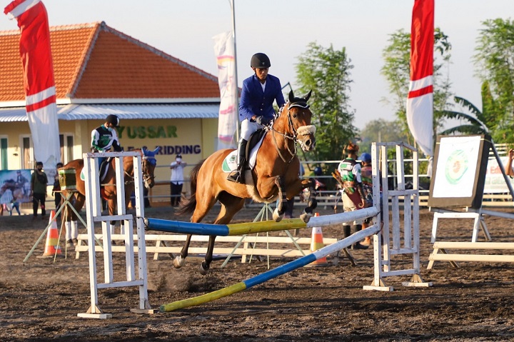 Salah satu atlet berkuda saat menunjukkan aksinya. SP/Sugeng