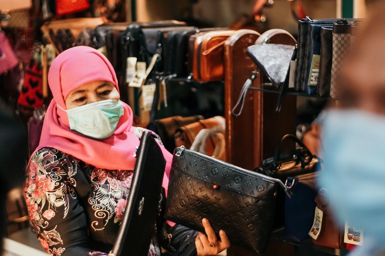 Cawabup Dwi Astutik saat melihat produk tas UMKM Tanggulangin