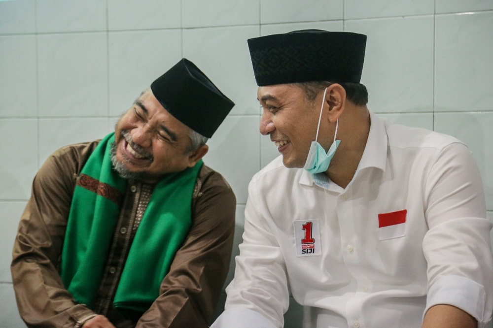 Calon Wali Kota Surabaya, Eri Cahyadi bersama putra Gus Ubaid, yakni Gus Achmad Hood bin Mas Ubaidillah.SP/Byta Indrawati.