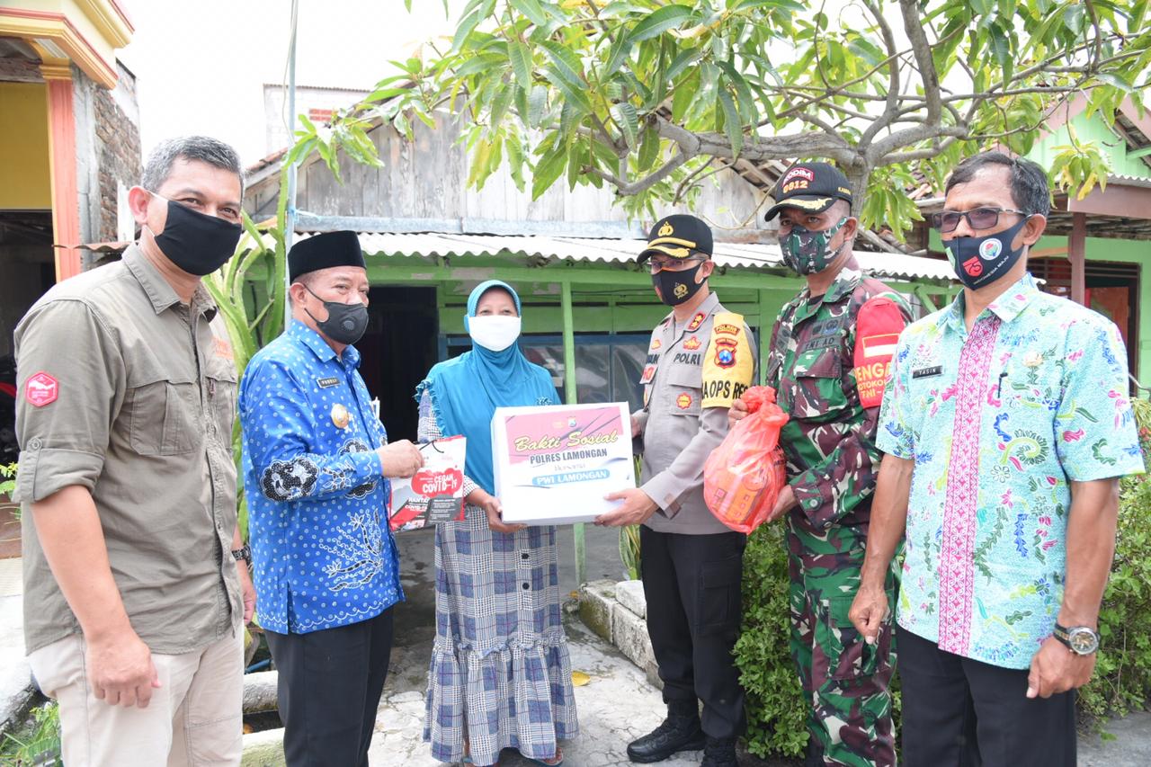 Siti Aminah mewakili orang tuanya Suwarning saat menerima bantuan di rumahnya di Desa Weduni Kec Deket Lamongan.

FOTO:SP/MUHAJIRIN

