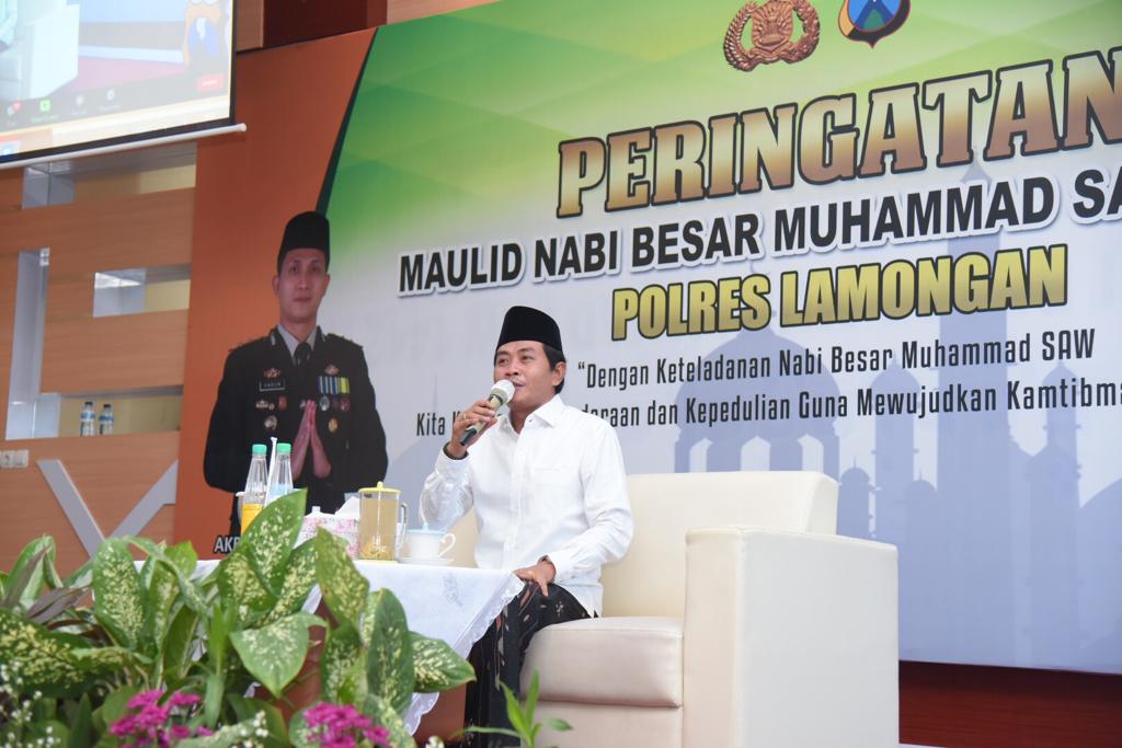 KH. Anwar Zahid saat bercerama di hadapan keluarga besar Mapolres Lamongan.

FOTO:SP/MUHAJIRIN