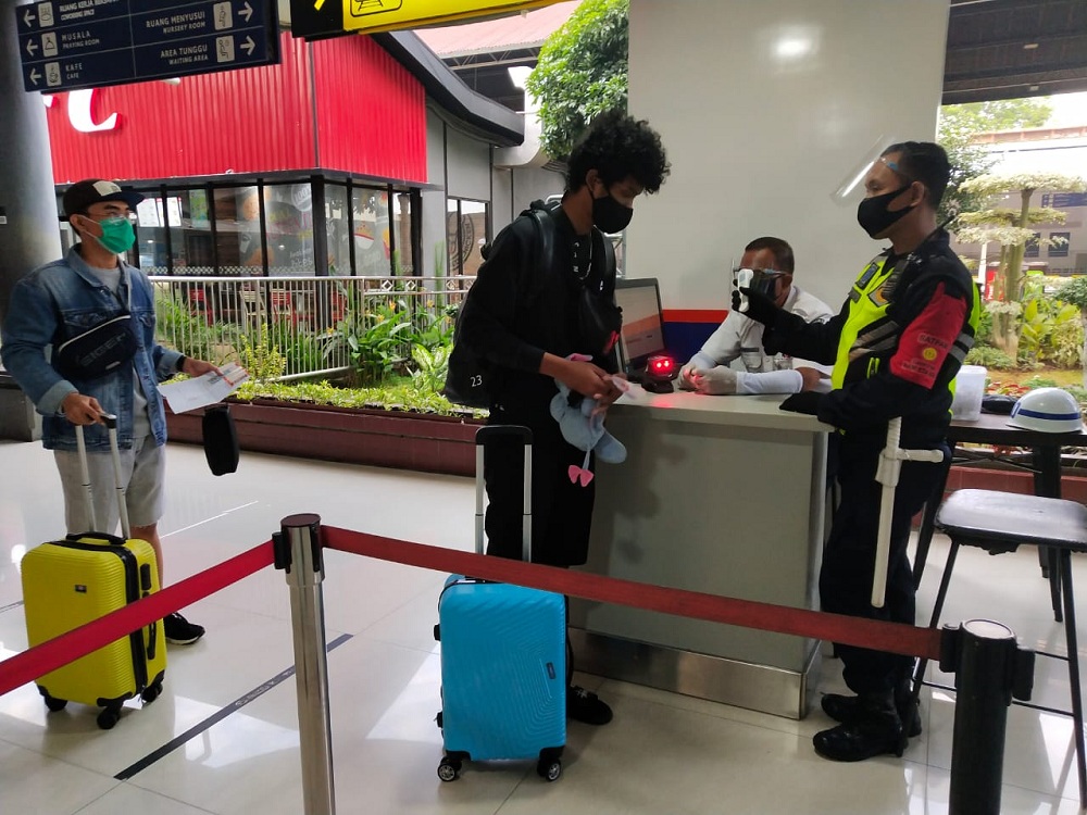 Lonjakan penumpang KA  pada masa liburan Long Weekend di akhir Bulan Oktober 2020 di Stasiun Gubeng Surabaya, Jawa Timur, Jumat (30/10/2020).SP/Byta Indrawati.