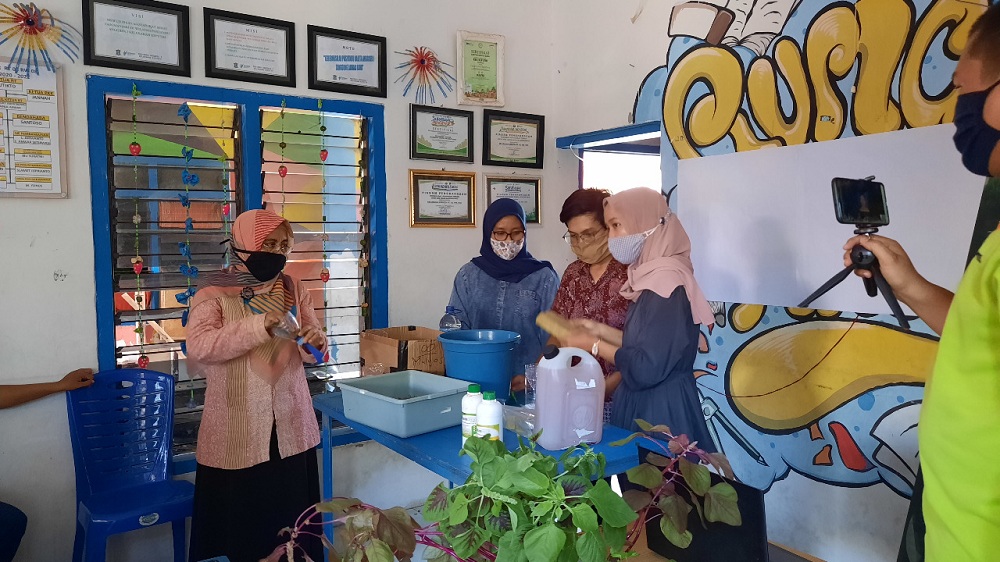 Tim Pengabdian Masyarakat (Abmas) dan Kuliah Kerja Nyata (KKN) ITS melakukan penelitian terkait metode hidroponik.SP/Byta Indrawati.