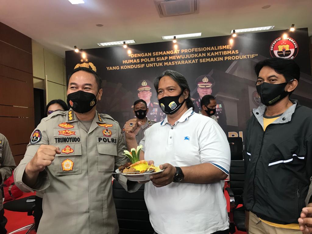 Kabid Humas Polda Jatim Kombes Pol Trunoyudo Wisnu Andhiko memberikan tumpengan kepada ketua Pokja Polda Jatim Anto Senin (2/11/2020)